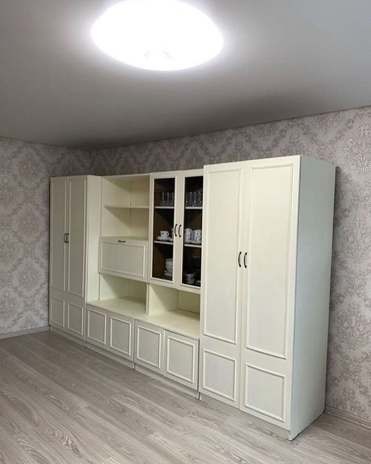 PRL: Nowy styl Stylowa metamorfoza meblościanki PRL: integracja z nowoczesnym designem wnętrza