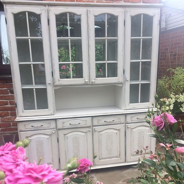 Inspiracje z PRL Inspirująca renowacja meblościanki PRL: DIY i odświeżone wnętrze z charakterem