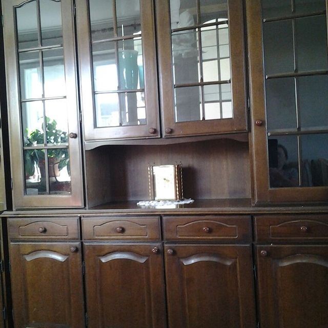 PRL w Nowoczesności Nowoczesne wnętrze z elementami odrestaurowanej meblościanki PRL: inspiracje aranżacyjne, zdjęcia przed i po.