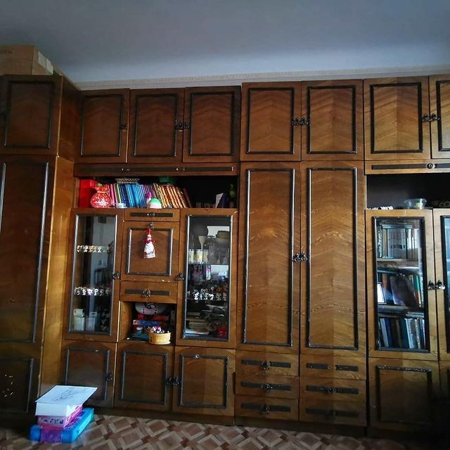 Kreatywny recykling PRL Kreatywna renowacja meblościanki PRL: DIY i odświeżone wnętrze w stylu vintage