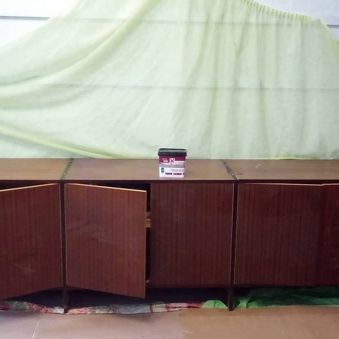 Styl z PRL-u Inspiracje: jak wykorzystać meblościankę PRL w nowoczesnym wnętrzu.