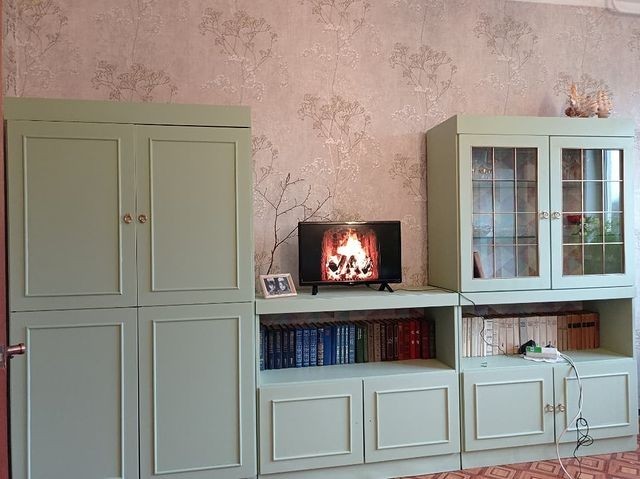 Nowoczesny PRL Odnowienie wnętrza: stara meblościanka PRL wygląda nowocześnie i stylowo.