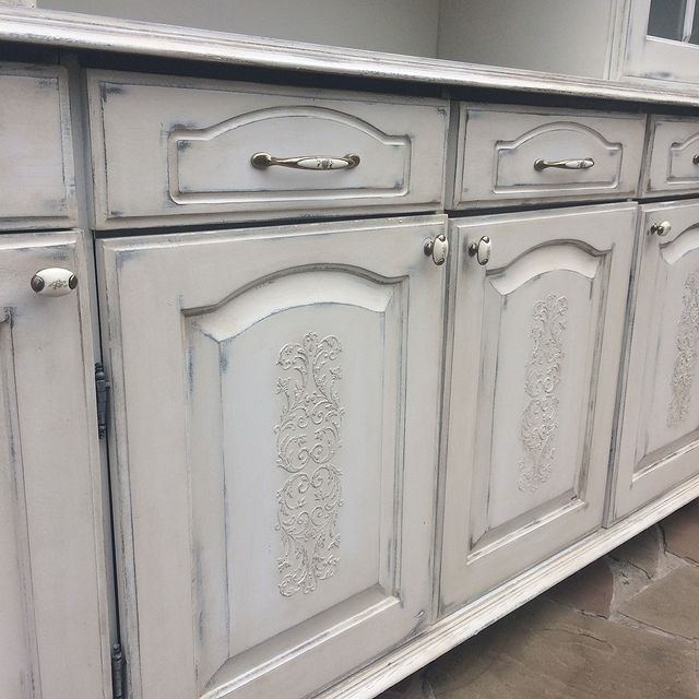 DIY Meblościanka PRL Meblościanka PRL DIY: odświeżony wygląd i nowoczesny styl w mieszkaniu, zdjęcia przed i po.