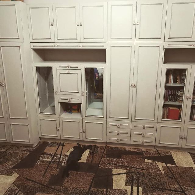 Meblościanka z duszą Inspirująca renowacja meblościanki PRL: styl vintage w nowoczesnym mieszkaniu