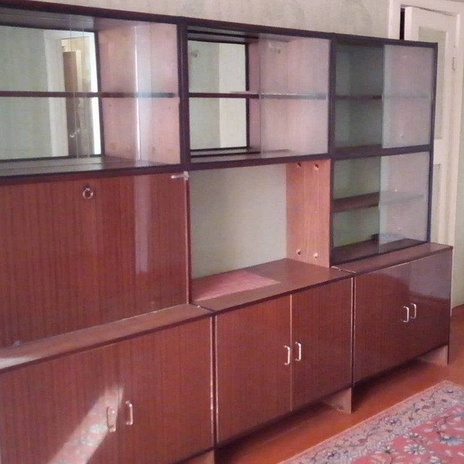 PRL: Drugie Życie Meble DIY: odnowiona meblościanka PRL w nowoczesnym pokoju.