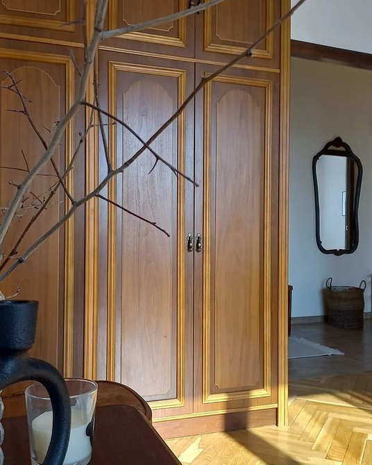 PRL Inspiruje! Inspirujące dekoracje: odnowiona meblościanka PRL we wnętrzu mieszkania.