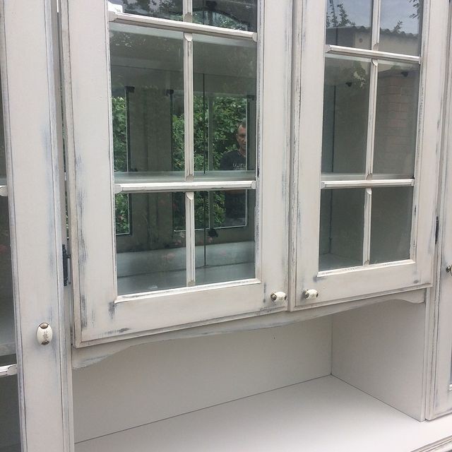 Meblościanka PRL Metamorfoza Renowacja meblościanki PRL: udana metamorfoza w nowoczesnym wnętrzu, zdjęcia przed i po.