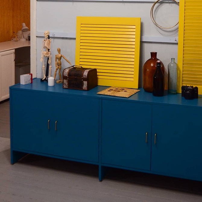 Kreatywna metamorfoza PRL Meblościanka PRL: kreatywne pomysły w nowoczesnym wnętrzu.