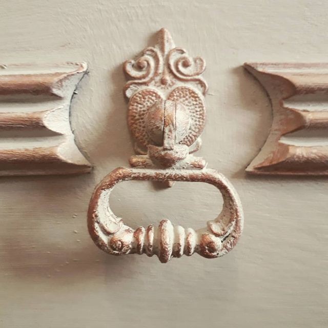 PRL w nowym wydaniu Integracja meblościanki PRL: DIY i nowoczesny design w aranżacji wnętrza