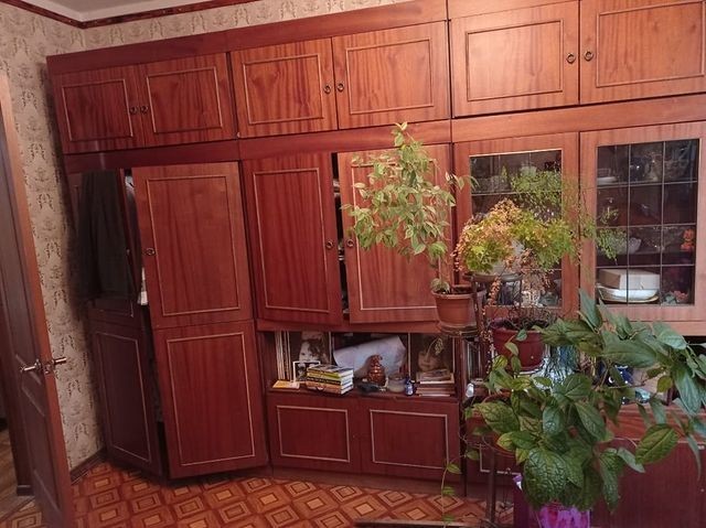 PRL: Nowy design Meblościanka PRL po renowacji: nowoczesny design i DIY w mieszkaniu