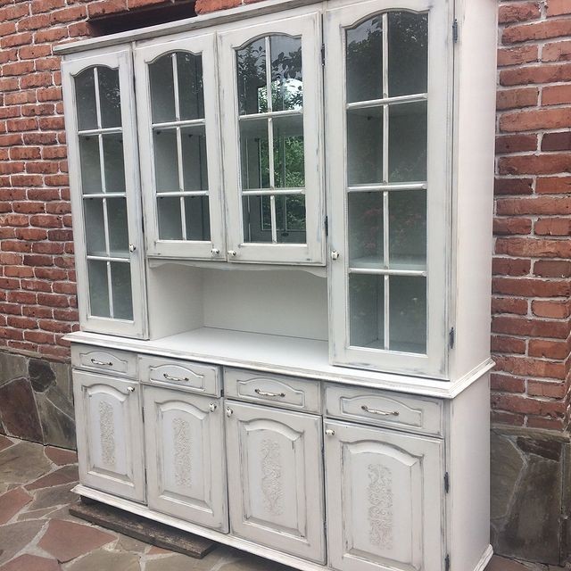 Styl PRL: Odnowiony Stylowa meblościanka PRL po renowacji: nowoczesny wygląd w odświeżonym wnętrzu