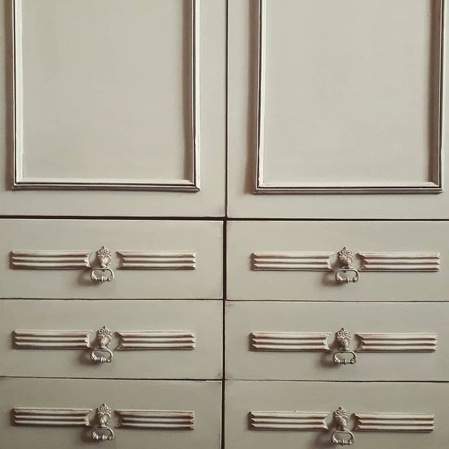 Aranżacja z PRL Odnowiona meblościanka PRL: metamorfoza i aranżacja w małym mieszkaniu