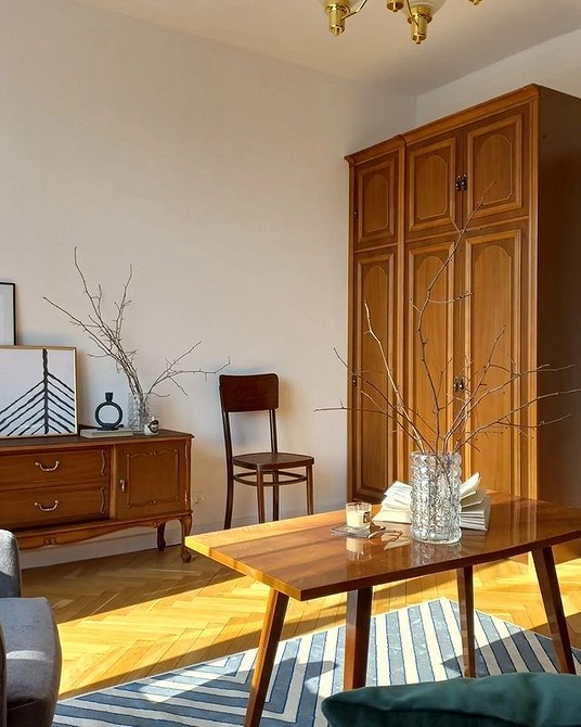 PRL w nowej odsłonie Metamorfoza mebli PRL: inspiracja na integrację starej ściany w nowoczesnym designie.