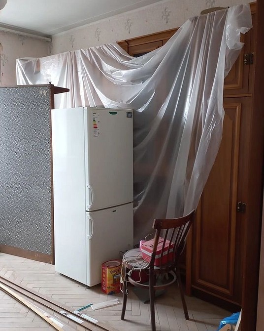 PRL Renowacja Odnowienie wnętrza: udana integracja odrestaurowanej meblościanki PRL.