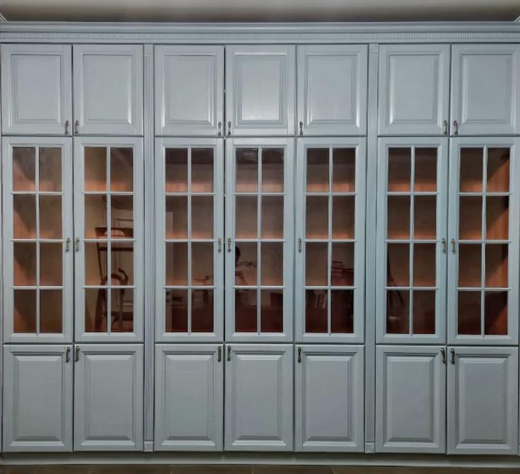 Kreatywna Renowacja PRL Kreatywne pomysły na renowację meblościanki: metamorfoza starego mebla na nowoczesny design, zdjęcia przed i po.