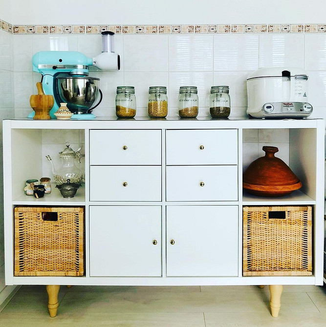 Kallax IKEA jako legowisko dla zwierząt. Oszczędność miejsca i styl.