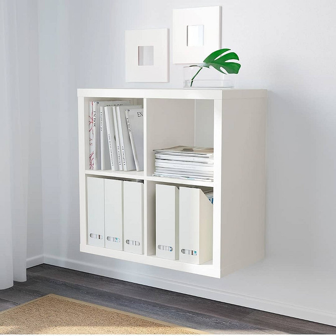 Kallax jako szafka RTV w salonie: nowoczesny design i funkcjonalne półki wiszące.