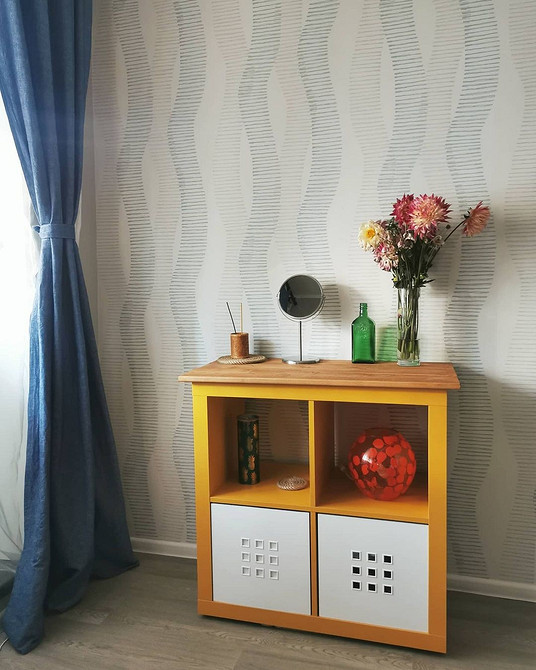 Kallax w loftowym wnętrzu 2026: stylowe rozwiązania organizacji przestrzeni w małym mieszkaniu.