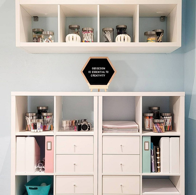 Kallax w pokoju dziecka: kreatywne przechowywanie zabawek i książek na półkach wiszących.