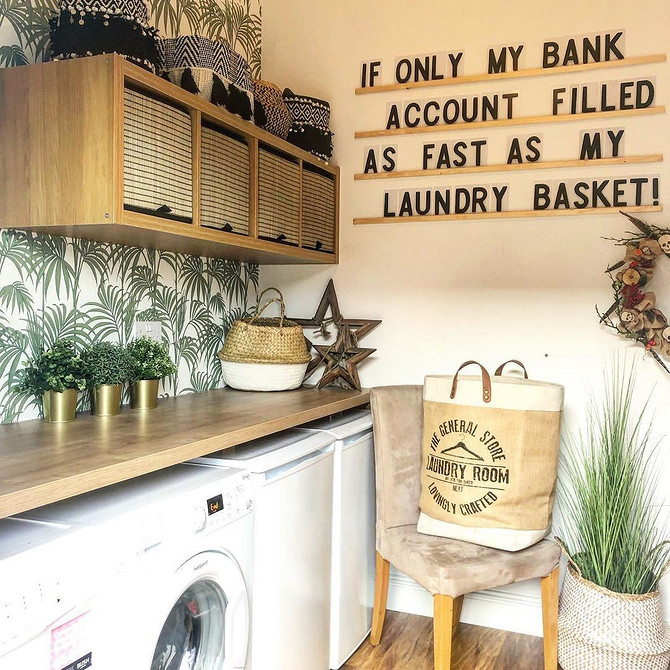 Regał Kallax w przedpokoju: pomysł na przechowywanie butów i akcesoriów, oszczędność miejsca.