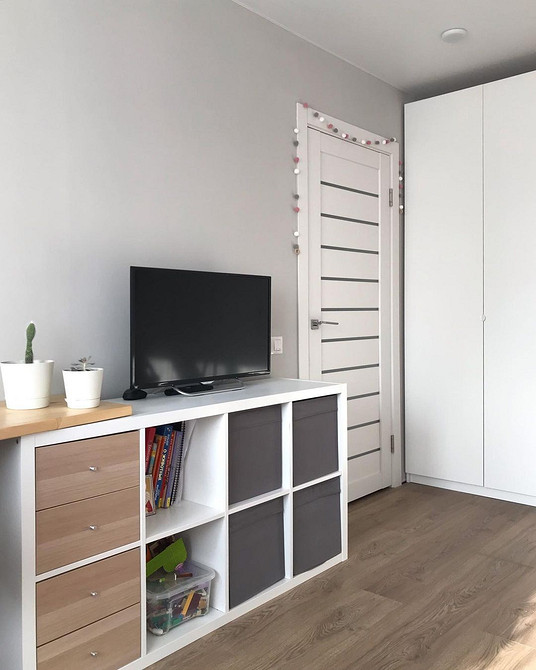 Kallax: Biuro w niszy Regał Kallax IKEA w małym mieszkaniu: organizacja biurka w niszy. Aranżacje 2026.