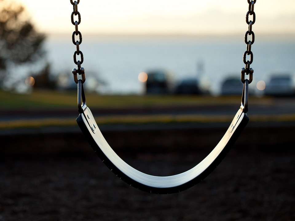 Komfortowe Siedzenie Huśtawki Ergonomiczne siedzenie metalowej huśtawki ogrodowej DIY. Komfort i relaks w ogrodzie.