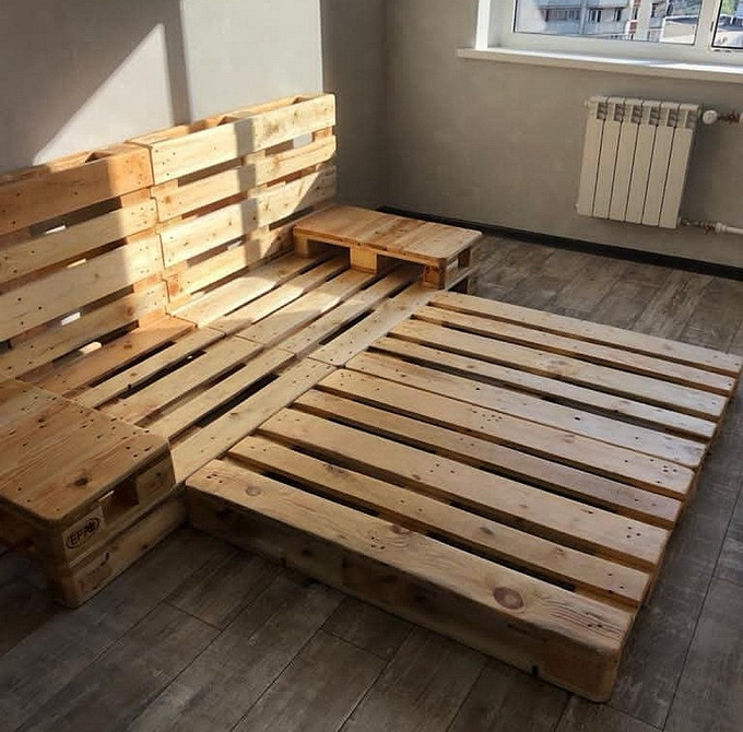 Sofa z palet: Mała przestrzeń Tania sofa z palet z poduszkami w różnych rozmiarach do małego mieszkania.