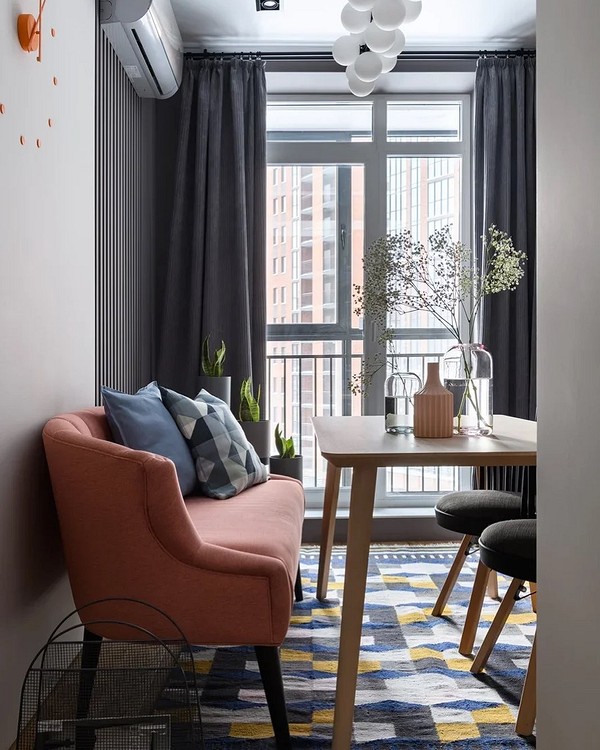 Minimalistyczna elegancja Nowoczesna, jasna kanapa w minimalistycznej kuchni 2026, idealne dopełnienie aranżacji.