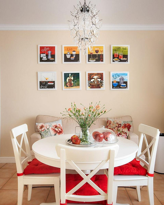 Kanapa łatwa w czyszczeniu Stylowa kanapa do kuchni z łatwą do czyszczenia tapicerką. Projekt małej kuchni.