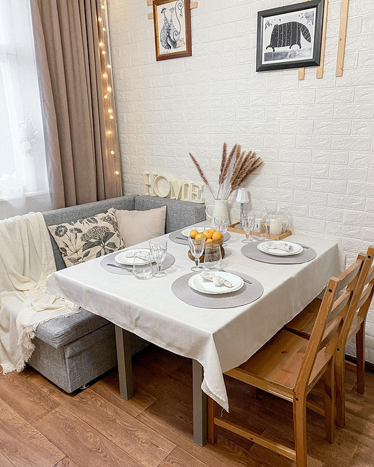 Narożna sofa kuchenna Narożna sofa w małej kuchni dla optymalnego wykorzystania przestrzeni. Projekt wnętrza.