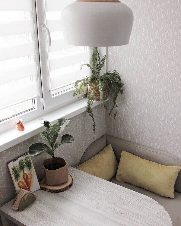 Kanapa w małej kuchni Mała kuchnia z szarą kanapą. Wygodne rozwiązanie dla małych przestrzeni w mieszkaniu.