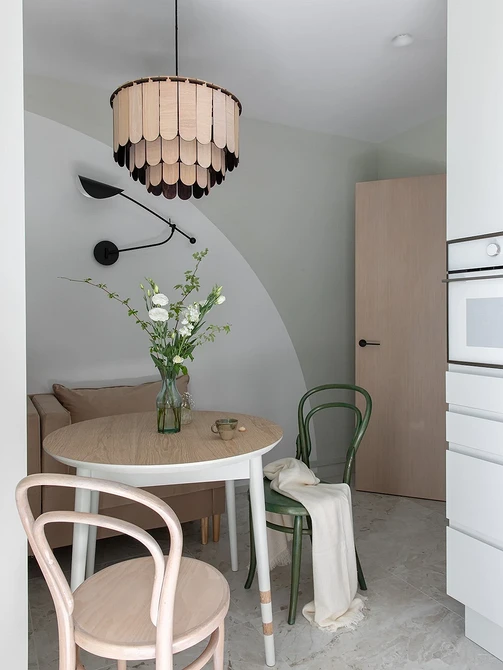 Sofa we wnętrzu kuchni Kanapa kuchenna we wnętrzu: idealne dopasowanie do stylu i funkcjonalności kuchni.