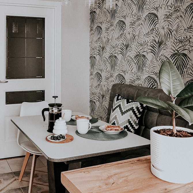 Komfortowa sofa w kuchni Pomysł na kuchnię z kanapą: komfortowe miejsce do odpoczynku i spożywania posiłków.