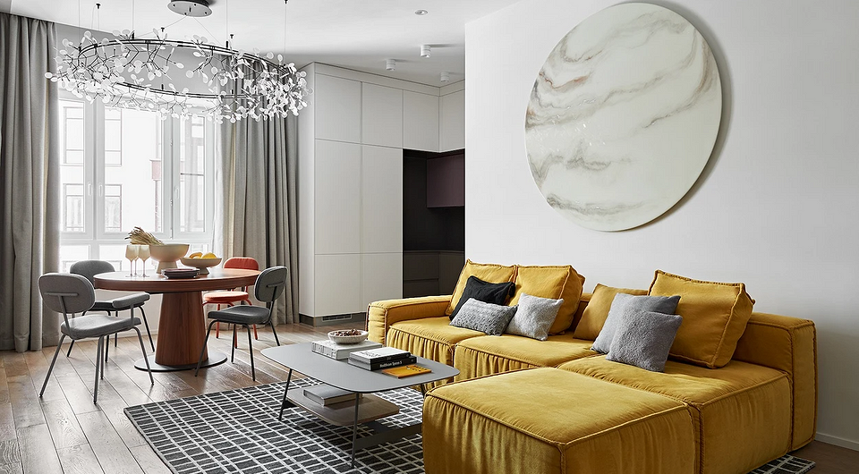 Welur w salonie: nowoczesna sofa z poduszkami, trendy 2026 'jak wybrać sofę'