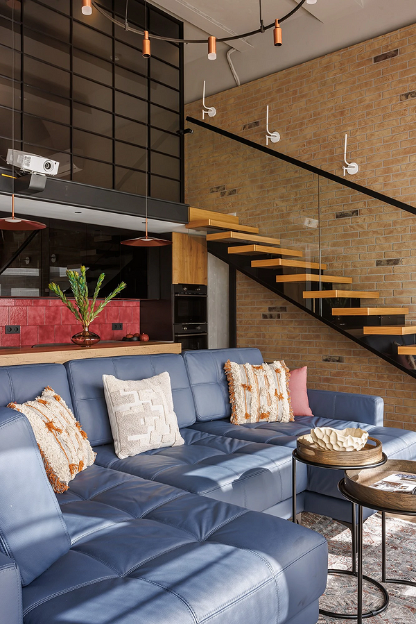 Sofa: Skandi styl Ciemna sofa na drewnianych nóżkach – styl skandynawski w 2026 roku.