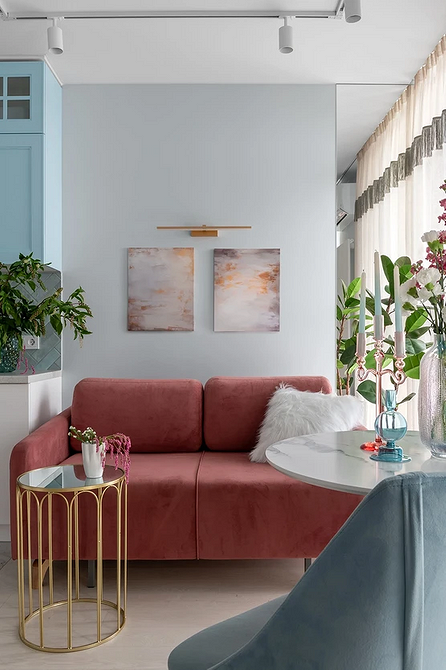 Aksamitna elegancja Luksusowa aksamitna ciemna sofa w klasycznym wnętrzu salonu 2026.