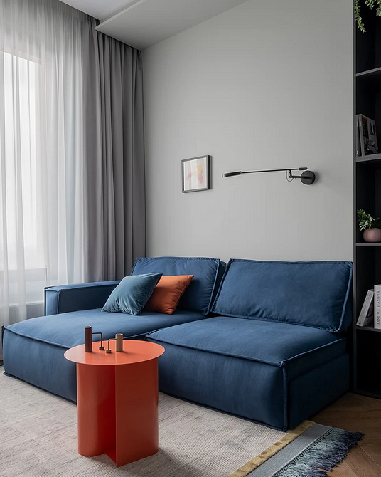 Narożnik 2026: Komfort Salonu Design salonu 2026: duży narożny sofa z poduszkami dla maksymalnego komfortu.