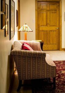 Ciemna sofa w 2026: Jak wybrać modną i uniknąć wnętrzarskich błędów? — Ciemna sofa do salonu 2026