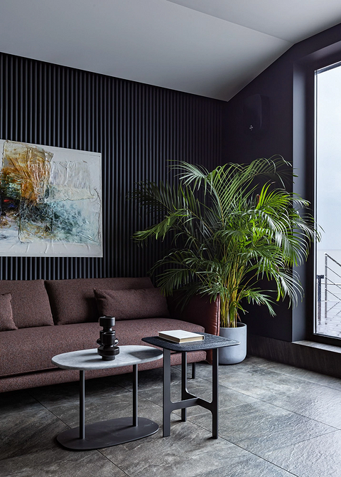 Ciemna sofa: elegancja Elegancka ciemna sofa w salonie. Inspiracje na rok 2026.