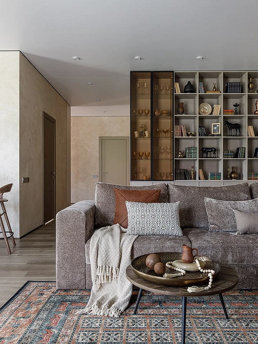 Диван 2026: Geometryczny Akcent Nowoczesny sofa z geometrycznym printem w salonie 2026: stylowy akcent w интер'єрі.