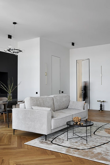 Kolorowy akcent Ciemna sofa z kolorowymi poduszkami: idealna sofa narożna dla dużej rodziny 2026.