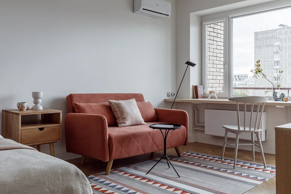 Kontrast w salonie Jasny salon z kontrastującą, ciemną sofą: Jak wybrać idealną sofę w 2026 roku.