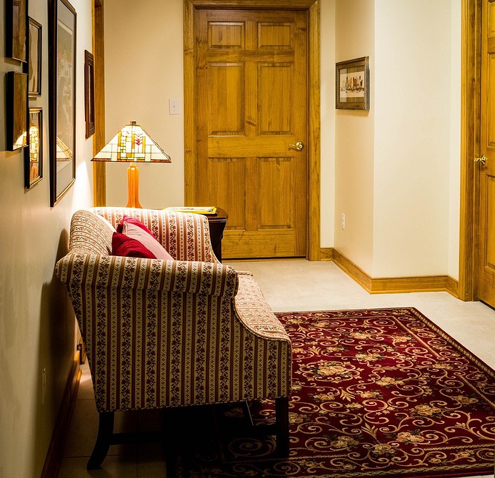 Ciemna sofa z głębokim siedziskiem w zielonym wnętrzu - relaks i natura 2026.