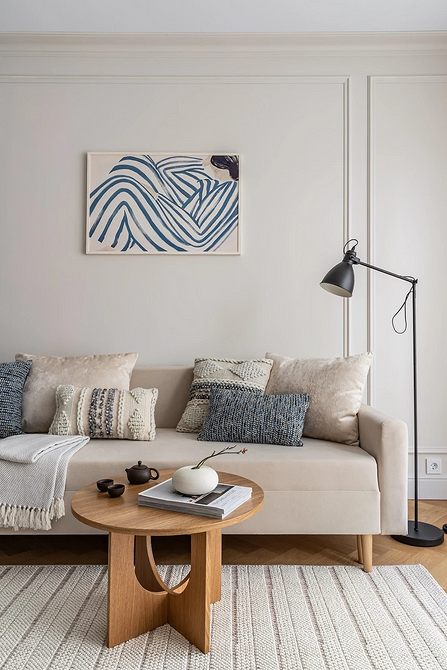 Welurowy szyk Stylowa, ciemna welurowa sofa z geometrycznym dywanem: inspiracje na 2026.