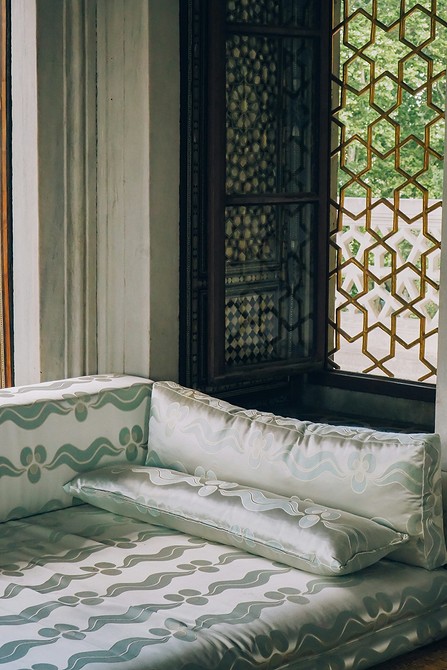 Ciemna sofa z obiciem imitującym aksamit, z jasnymi akcentami - trendy 2026.