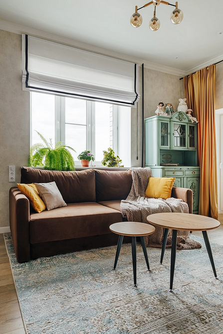 Komfortowa sofa narożna Duża, ciemna sofa narożna w przestronnym salonie. Idealna dla rodziny.