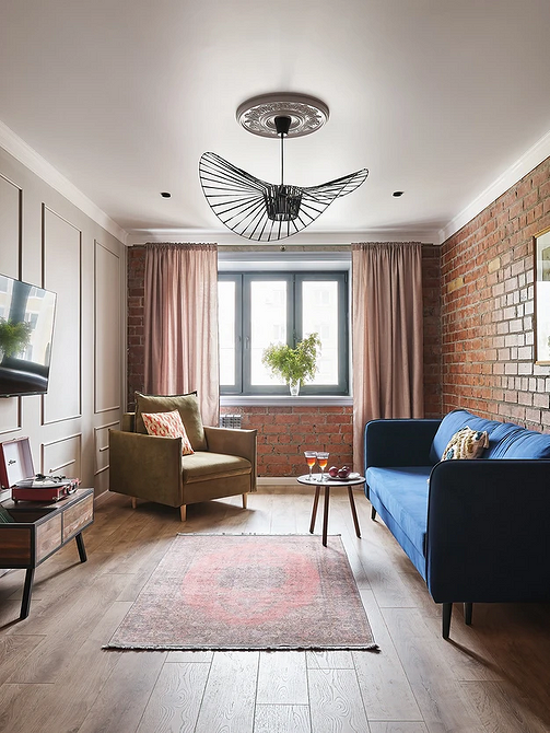 Stylowa sofa: detale Nowoczesny salon z ciemną sofą i dekoracyjnymi poduszkami. Trendy 2026.