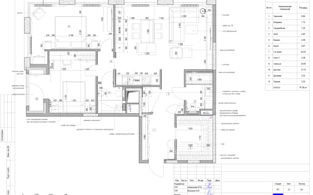 Lustrzana łazienka Łazienka z dużym lustrem i jasnymi płytkami, trik na optyczne powiększenie małego mieszkania.