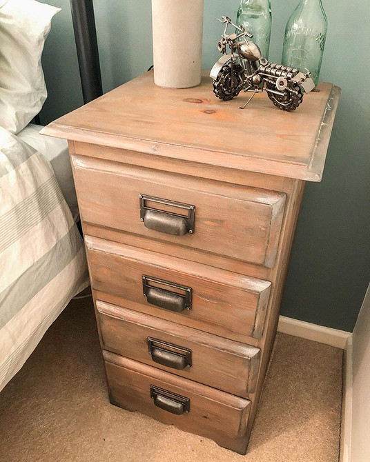 Krzesło z nową tapicerką Renowacja starego krzesła: odnowienie ramy drewnianej i tapicerki w stylu glamour.