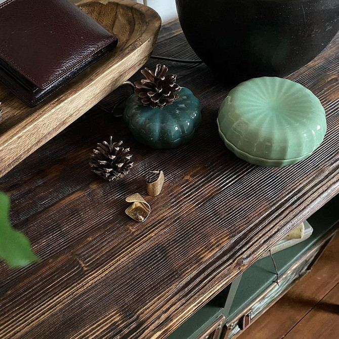 Bufet w nowej odsłonie Malowanie starego bufetu: metamorfoza mebli farbą kredową dla unikatowego wnętrza.